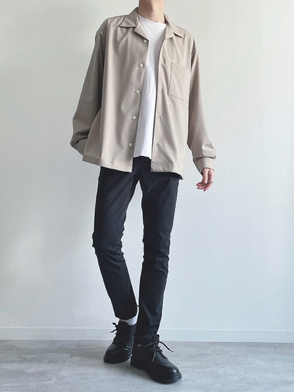 ベージュ系のトップス、ホワイト系のTシャツ/カットソー、ブラック系のパンツを着用したメンズの春コーディネートの5枚目の写真