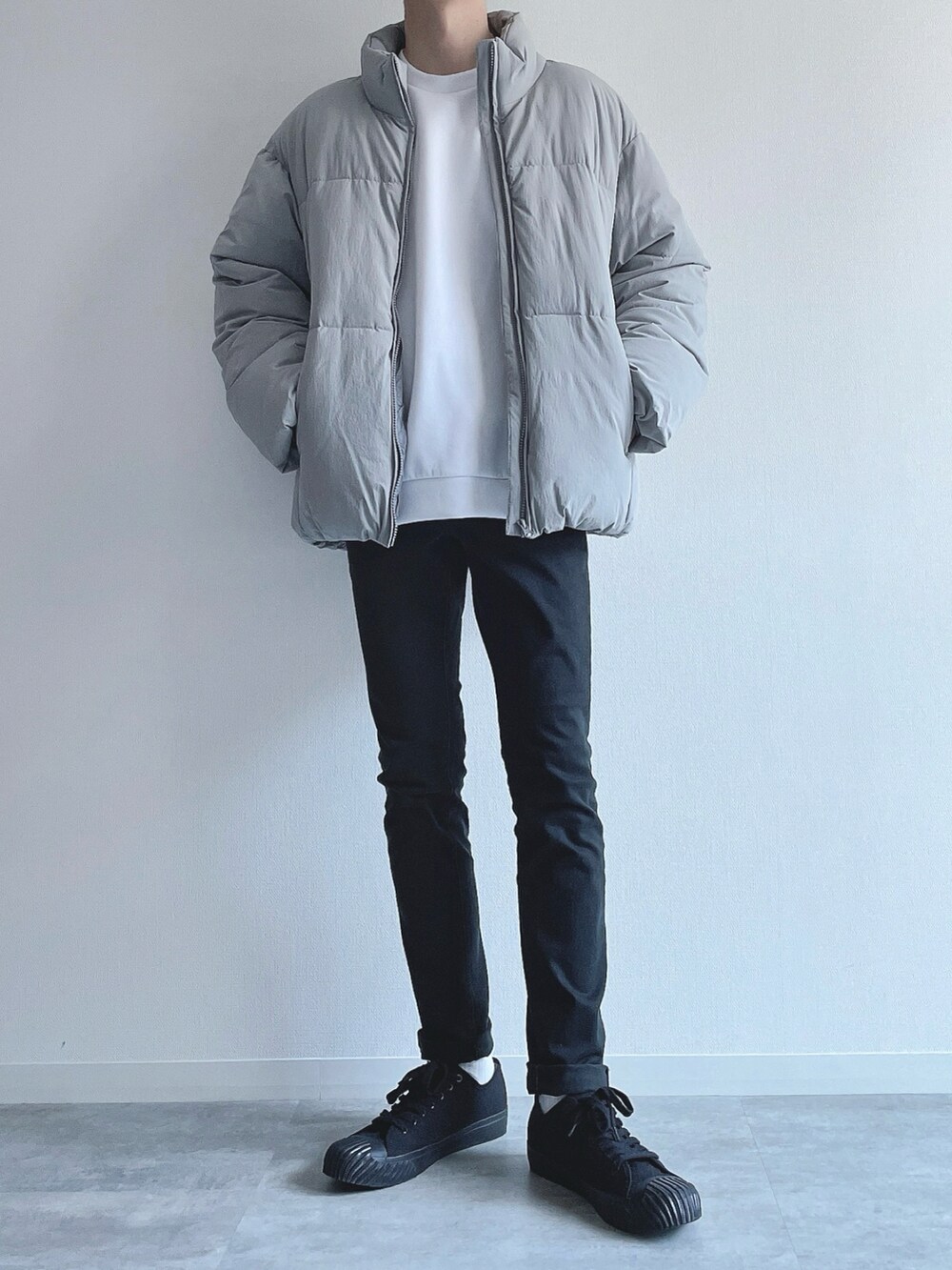 グレー系のダウンジャケット/コート、グレー系のトップス、ブラック系のパンツを着用したメンズの冬コーディネートの5枚目の写真