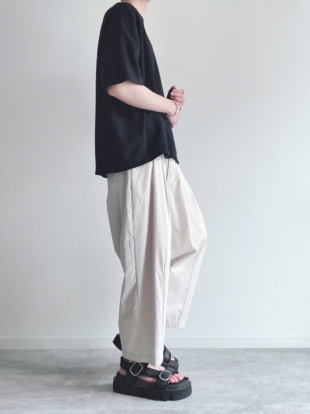 ブラック系のTシャツ/カットソー、ホワイト系のその他パンツ、ブラック系のサンダルを着用したメンズの夏コーディネートの2枚目の写真