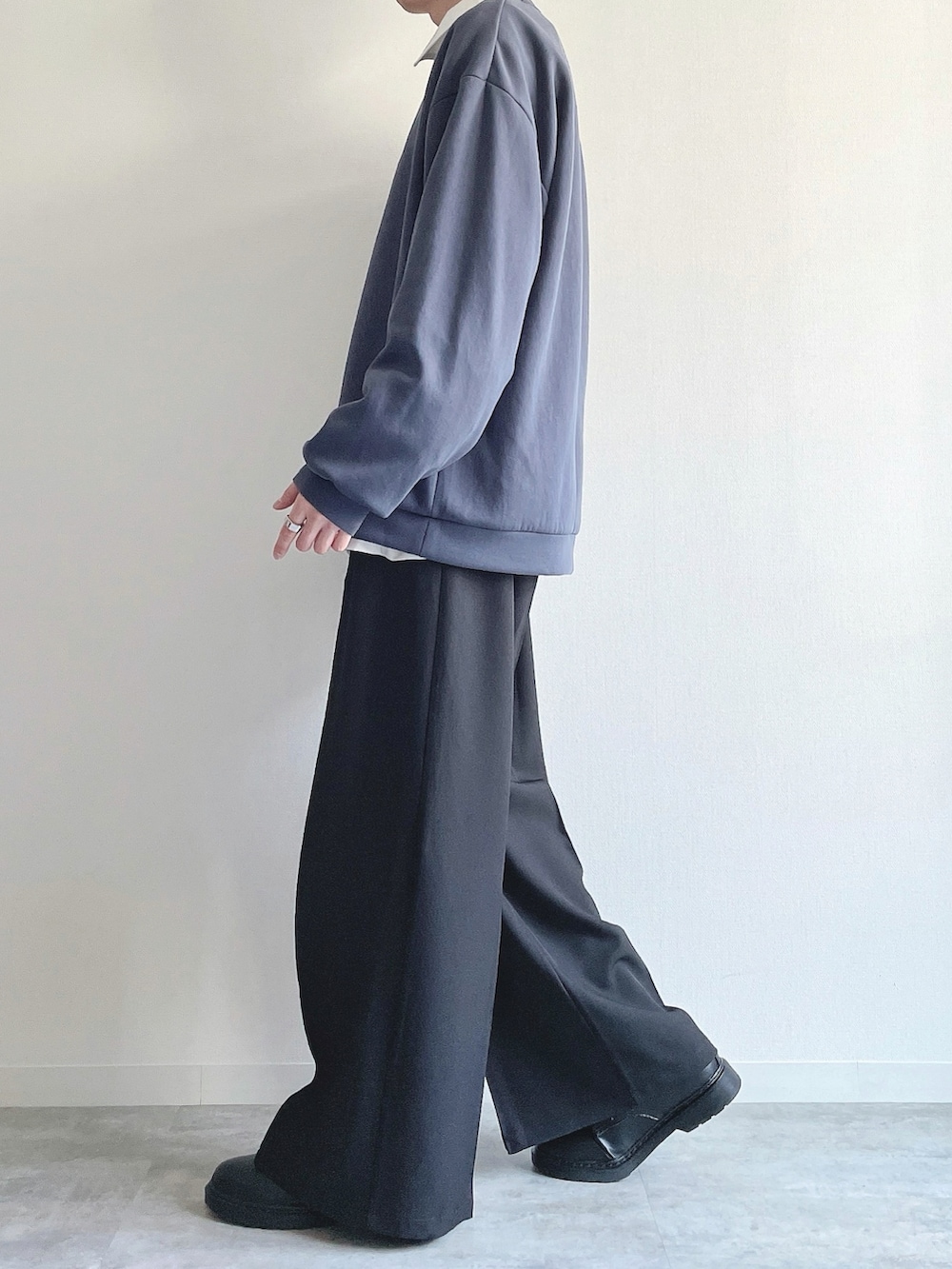 ブルー系のトップス、ホワイト系のシャツ/ブラウス、ブラック系のスラックスを着用したメンズの冬コーディネートの3枚目の写真