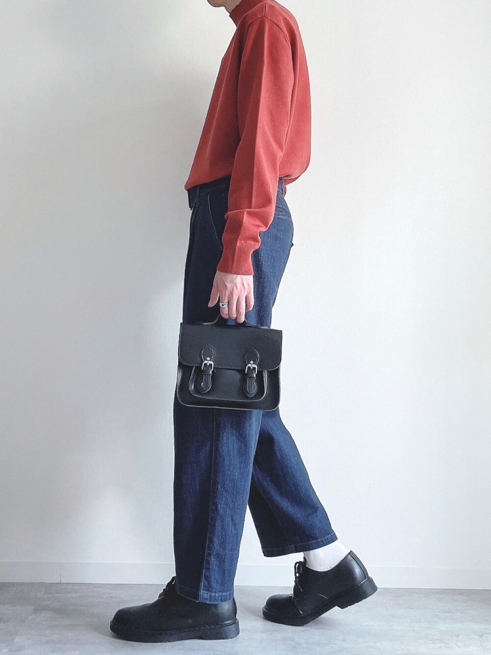 レッド系のニット/セーター、ブルー系のその他パンツ、ブラック系のドレスシューズを着用したメンズの冬コーディネートの3枚目の写真