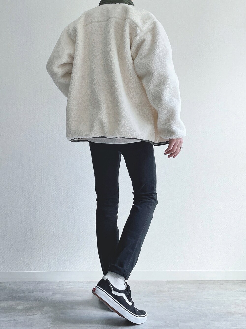 ホワイト系のジャケット/アウター、グレー系のトップス、ブラック系のパンツを着用したメンズの冬コーディネートの4枚目の写真