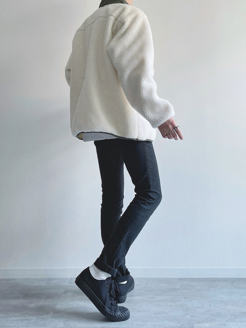 ホワイト系のジャケット/アウター、グレー系のトップス、ブラック系のパンツを着用したメンズの秋コーディネートの4枚目の写真
