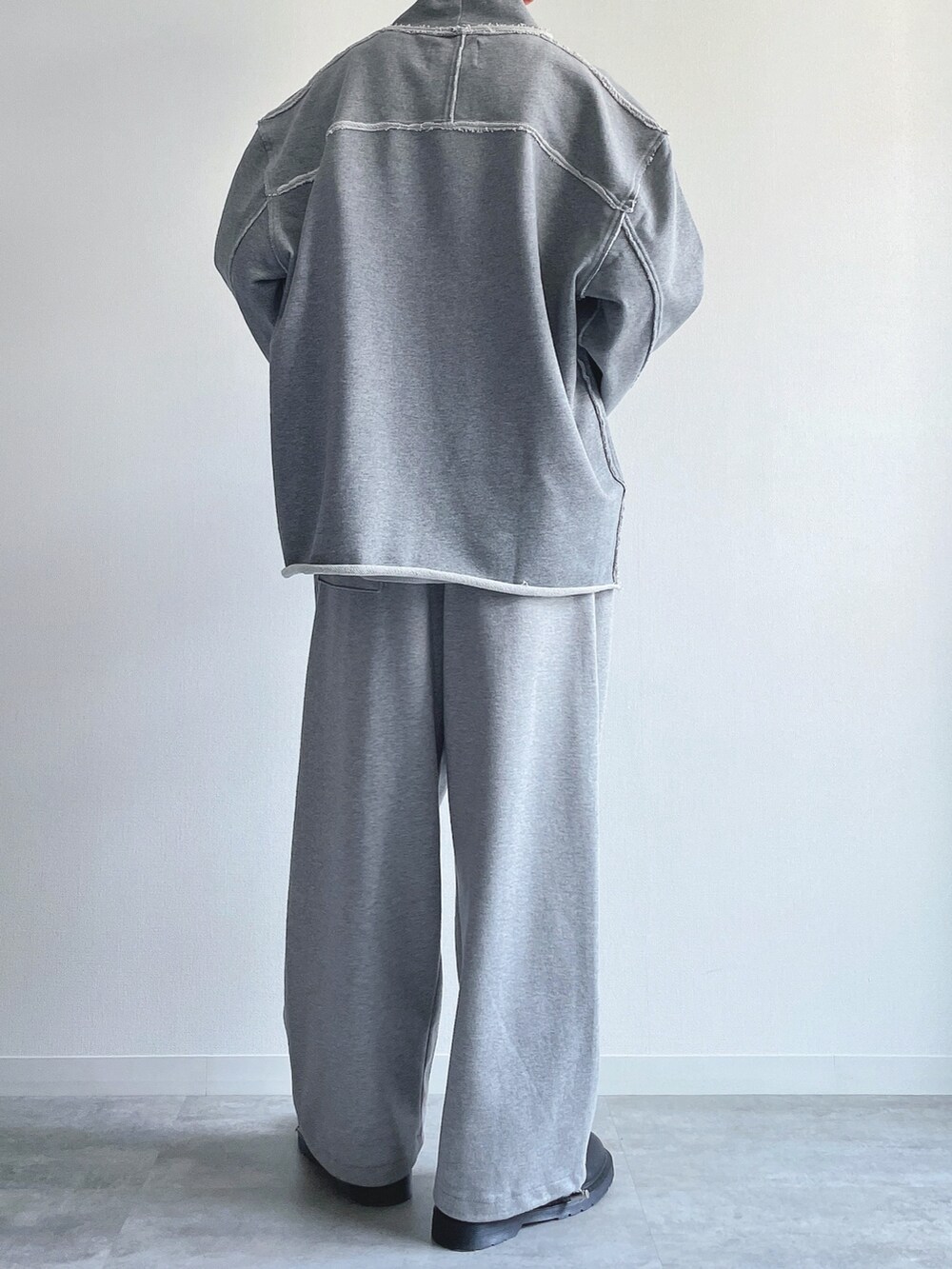 グレー系のスウェット、ホワイト系のTシャツ/カットソー、グレー系のパンツを着用したメンズの冬コーディネートの4枚目の写真