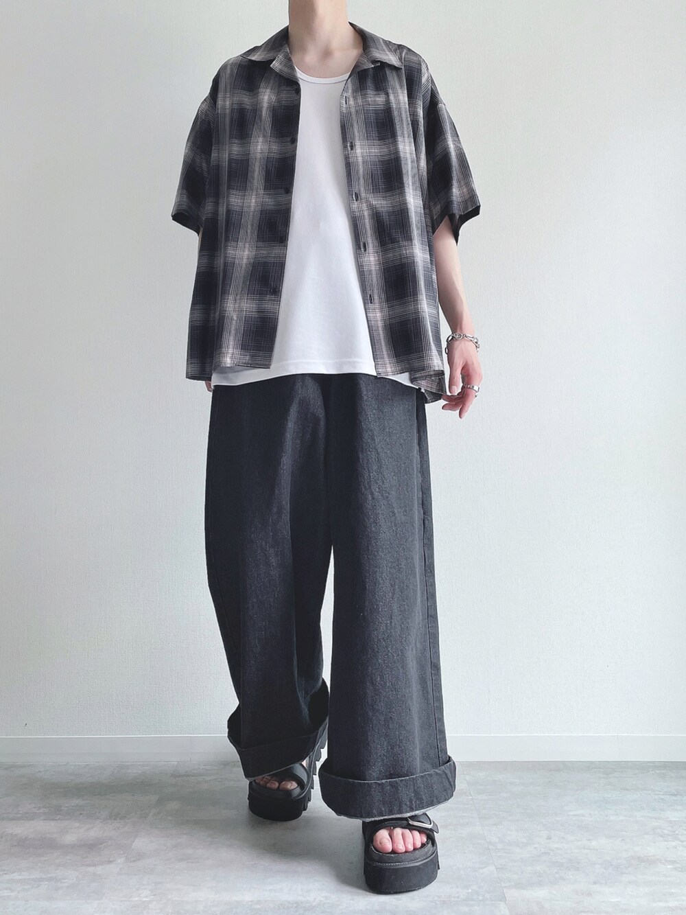 ブラック系のシャツ/ブラウス、ホワイト系のタンクトップ、ブラック系のデニムパンツを着用したメンズの夏コーディネートの2枚目の写真