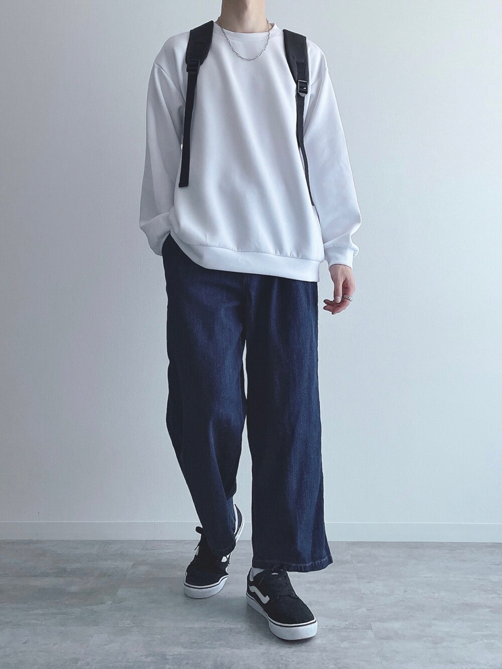 ホワイト系のトップス、ブルー系のその他パンツ、ブラック系のスニーカーを着用したメンズの秋コーディネートの3枚目の写真