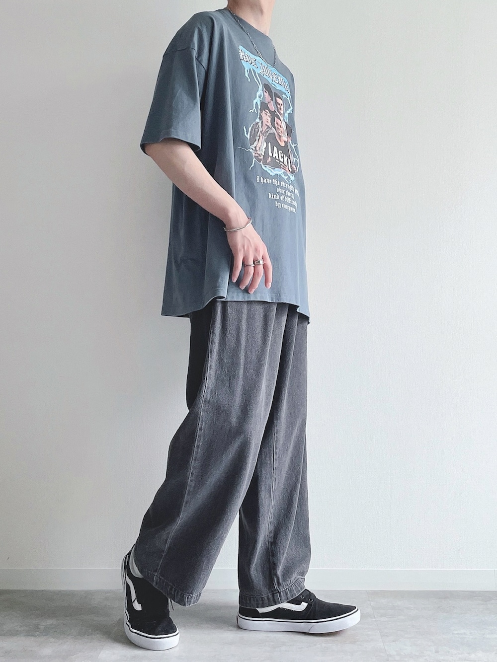 ブルー系のTシャツ/カットソー、ブラック系のデニムパンツ、ブラック系のスニーカーを着用したメンズの夏コーディネートの3枚目の写真