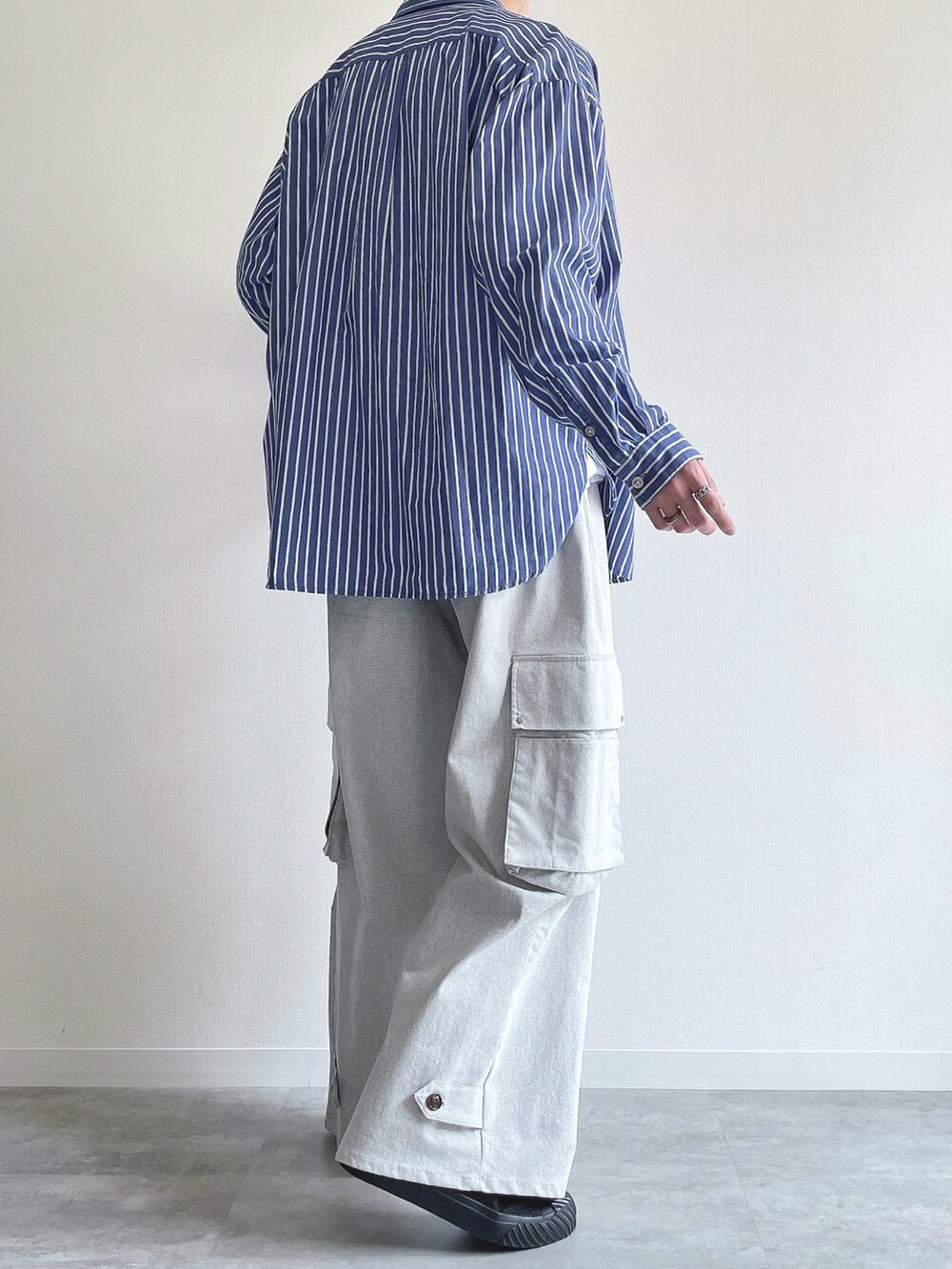 ブルー系のシャツ/ブラウス、ホワイト系のTシャツ/カットソー、ホワイト系のカーゴパンツを着用したメンズの春コーディネートの4枚目の写真