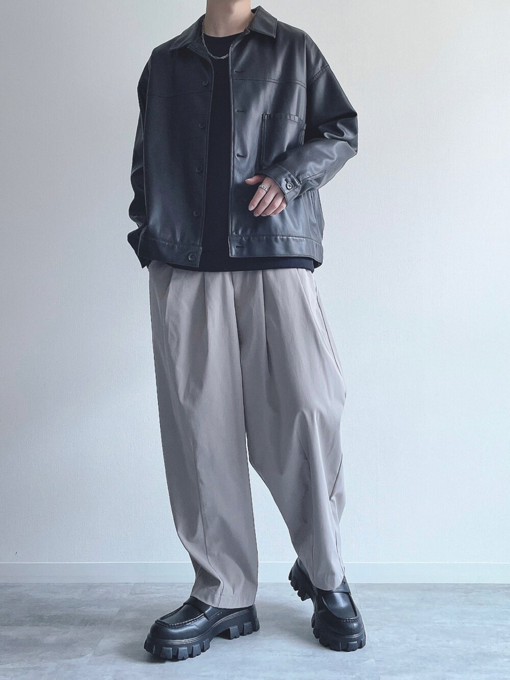 ブラック系のブルゾン、ブラック系のトップス、ベージュ系のその他パンツを着用したメンズの秋コーディネートの2枚目の写真