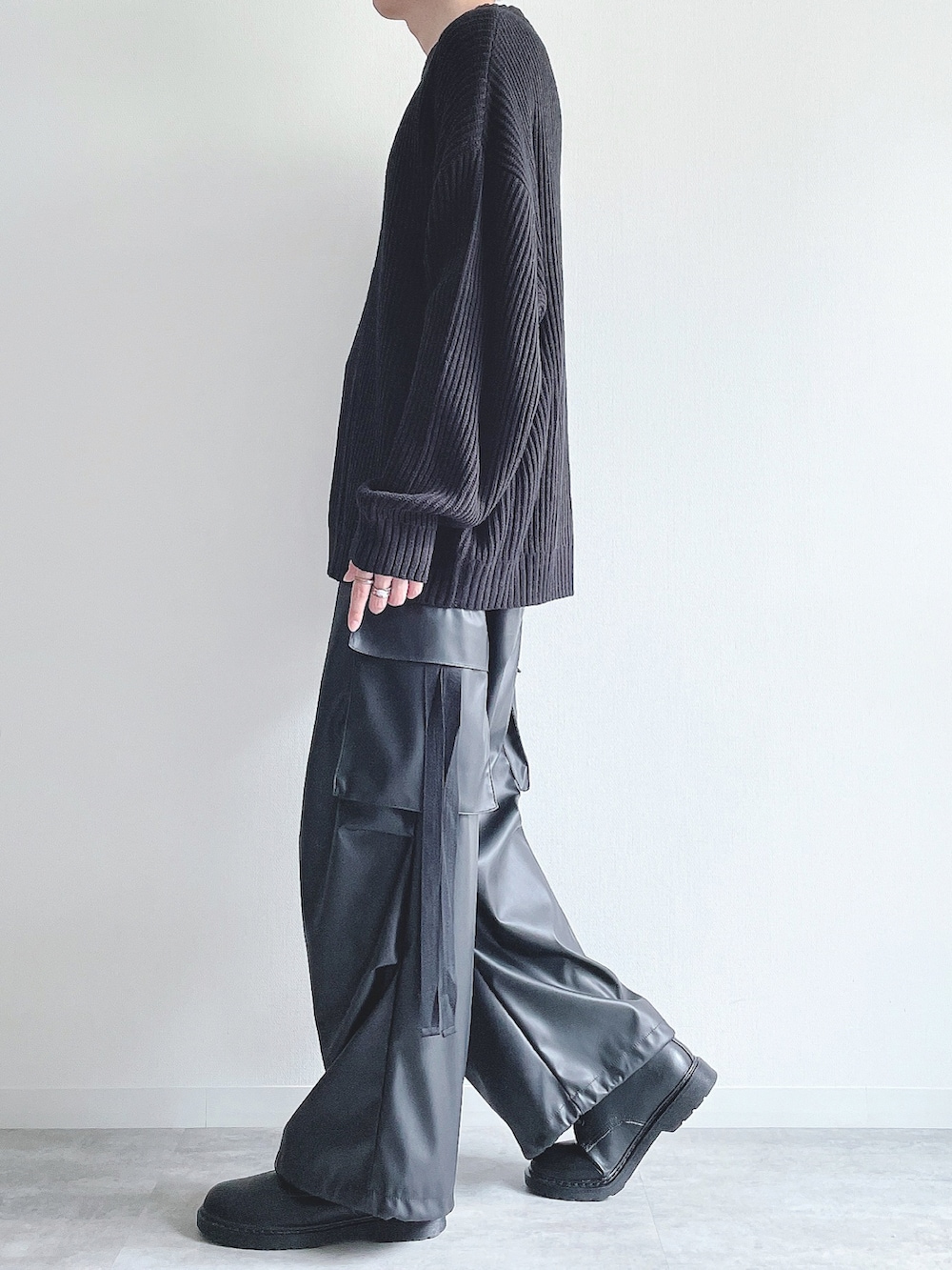 ブラック系のニット/セーター、ブラック系のカーゴパンツ、ブラック系のシューズを着用したメンズの秋コーディネートの3枚目の写真