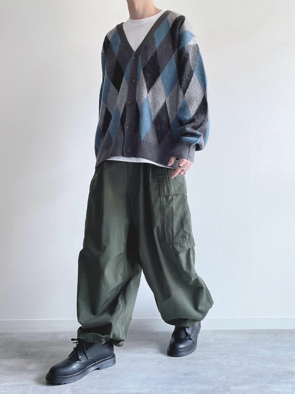 グレー系のカーディガン/ボレロ、ホワイト系のTシャツ/カットソー、グリーン系のカーゴパンツを着用したメンズの冬コーディネートの5枚目の写真