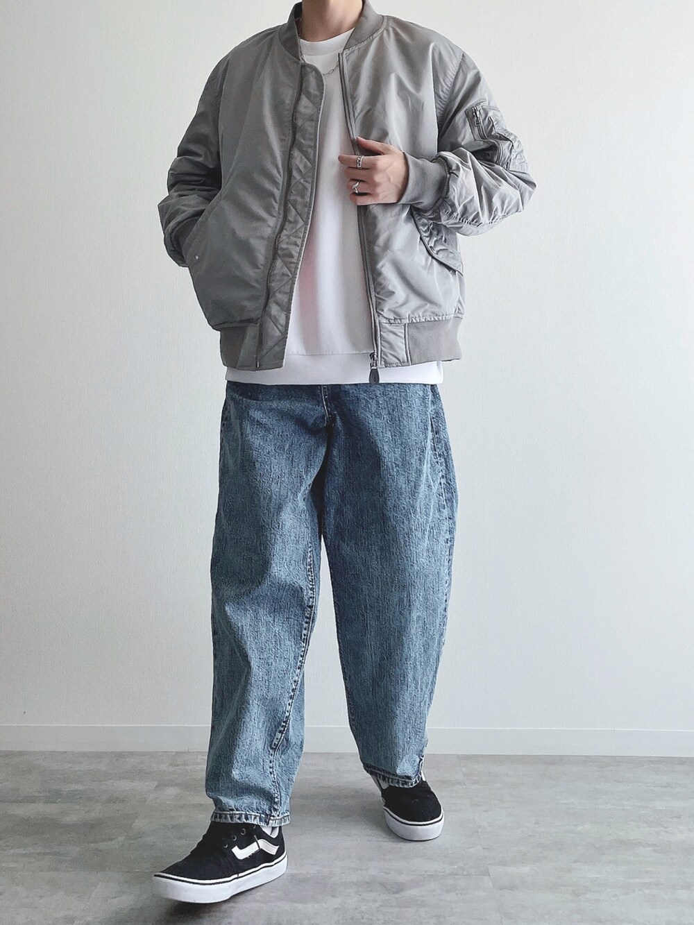 グレー系のジャケット/アウター、ホワイト系のトップス、ブルー系のパンツを着用したメンズの秋コーディネートの5枚目の写真