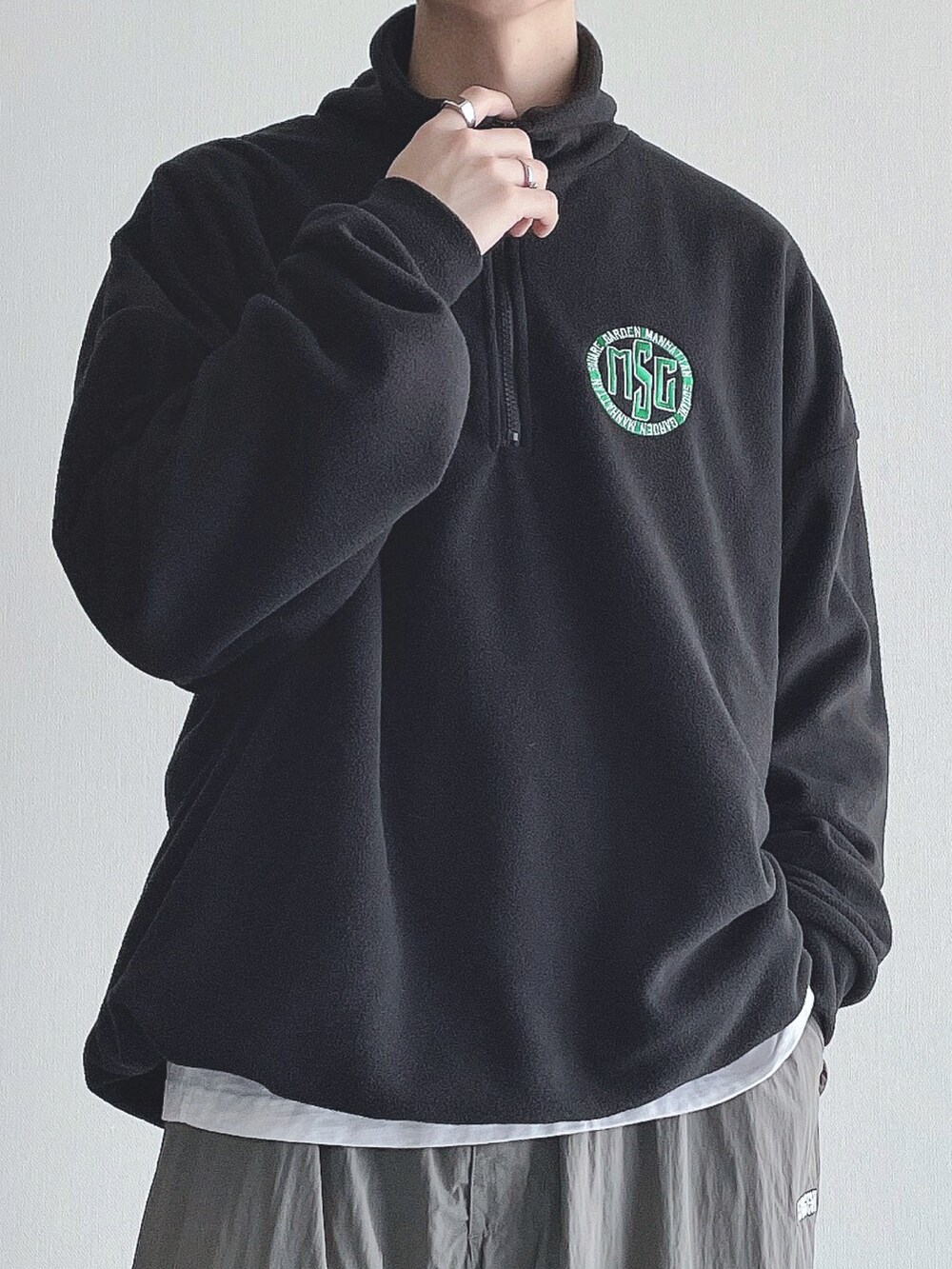 ブラック系のスウェット、ホワイト系のTシャツ/カットソー、グレー系のその他パンツを着用したメンズの秋コーディネートの4枚目の写真