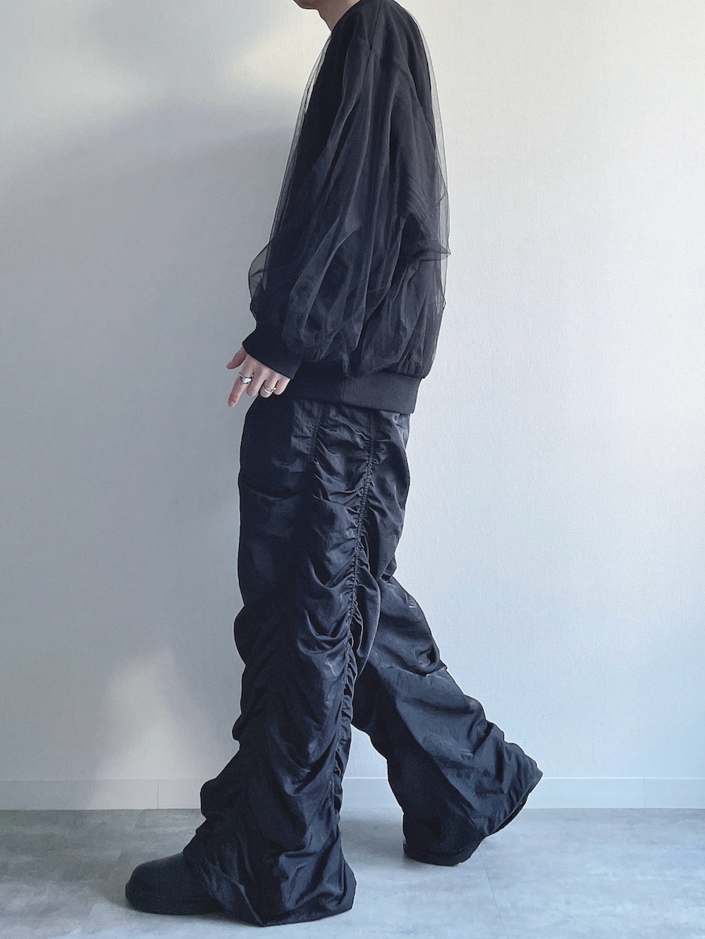 ブラック系のスウェット、ブラック系のその他パンツ、ブラック系のシューズを着用したメンズの冬コーディネートの3枚目の写真