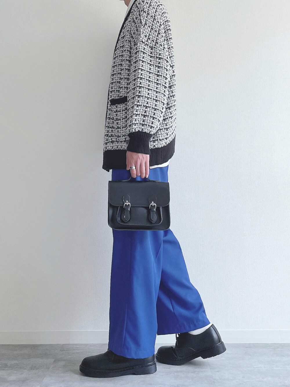 ブラック系のカーディガン/ボレロ、ホワイト系のシャツ/ブラウス、ブルー系のスラックスを着用したメンズの春コーディネートの2枚目の写真