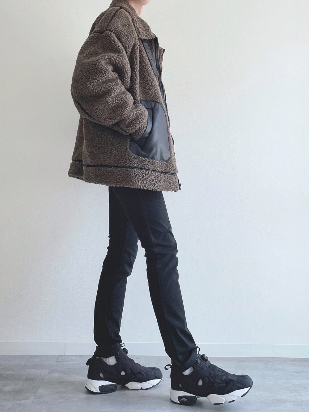 ブラウン系のその他アウター、ホワイト系のトップス、ブラック系のパンツを着用したメンズの冬コーディネートの3枚目の写真