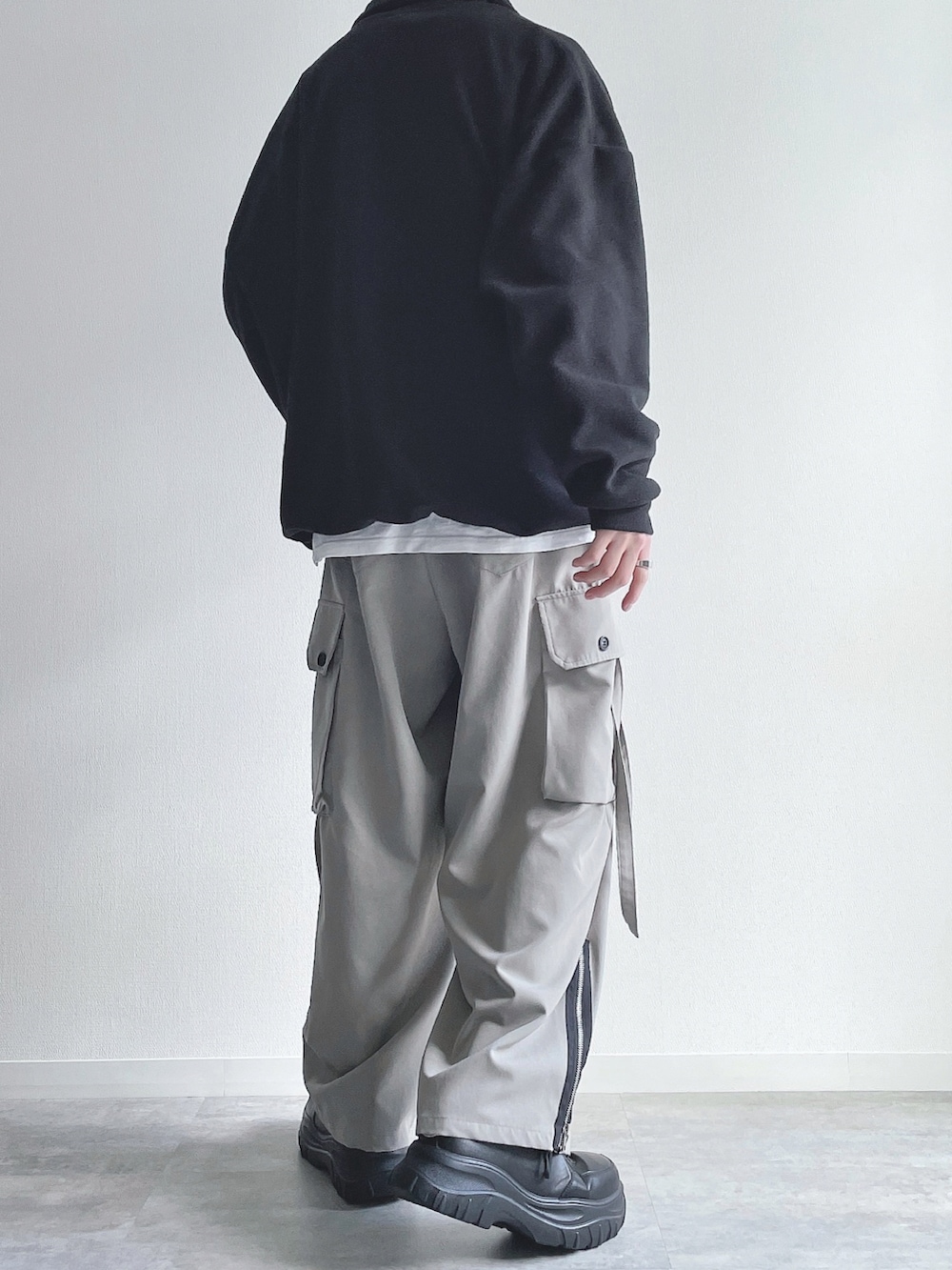 ブラック系のスウェット、ホワイト系のTシャツ/カットソー、グレー系のカーゴパンツを着用したメンズの冬コーディネートの3枚目の写真