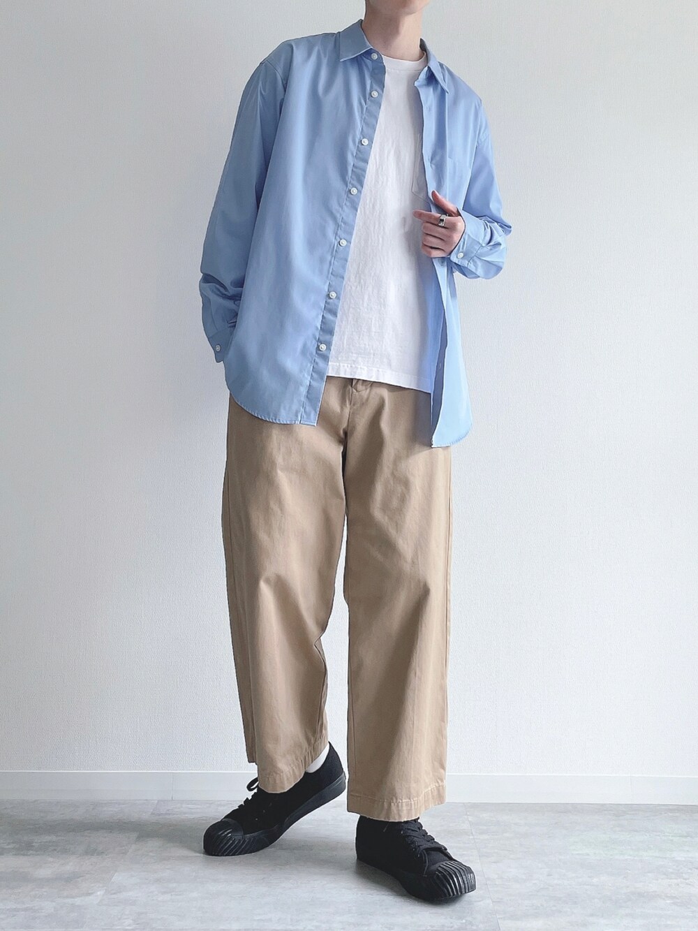 ブルー系のトップス、ベージュ系のその他パンツ、ブラック系のスニーカーを着用したメンズの春コーディネートの4枚目の写真