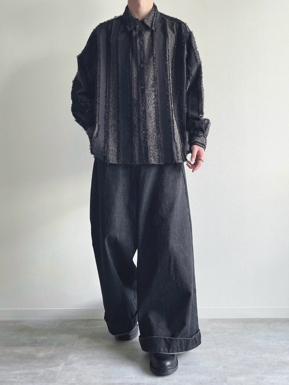 ブラック系のシャツ/ブラウス、ブラック系のデニムパンツ、ブラック系のシューズを着用したメンズの秋コーディネートの2枚目の写真