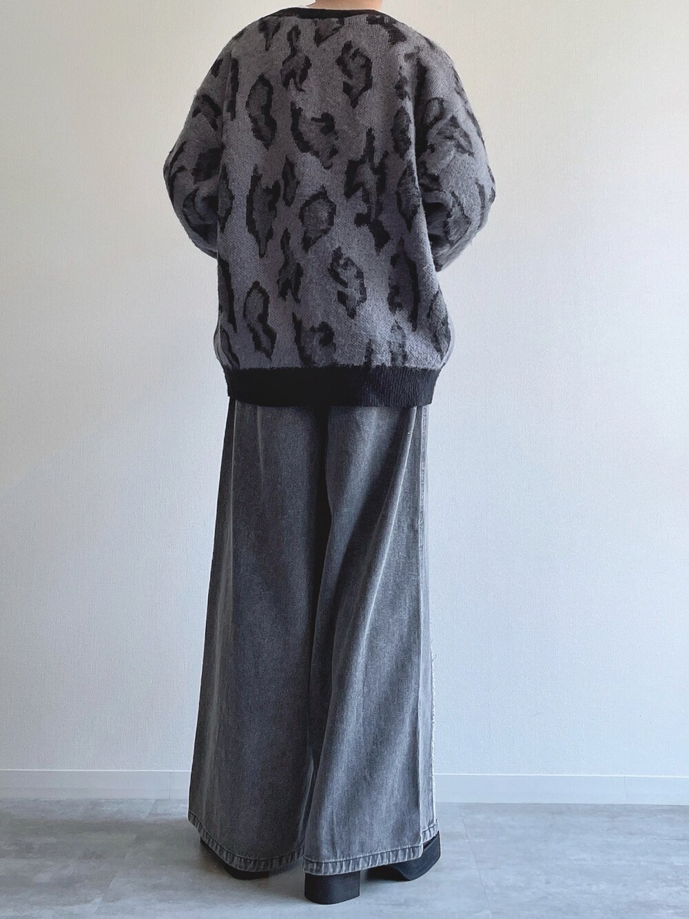 グレー系のカーディガン/ボレロ、ホワイト系のTシャツ/カットソー、グレー系のデニムパンツを着用したメンズの春コーディネートの3枚目の写真