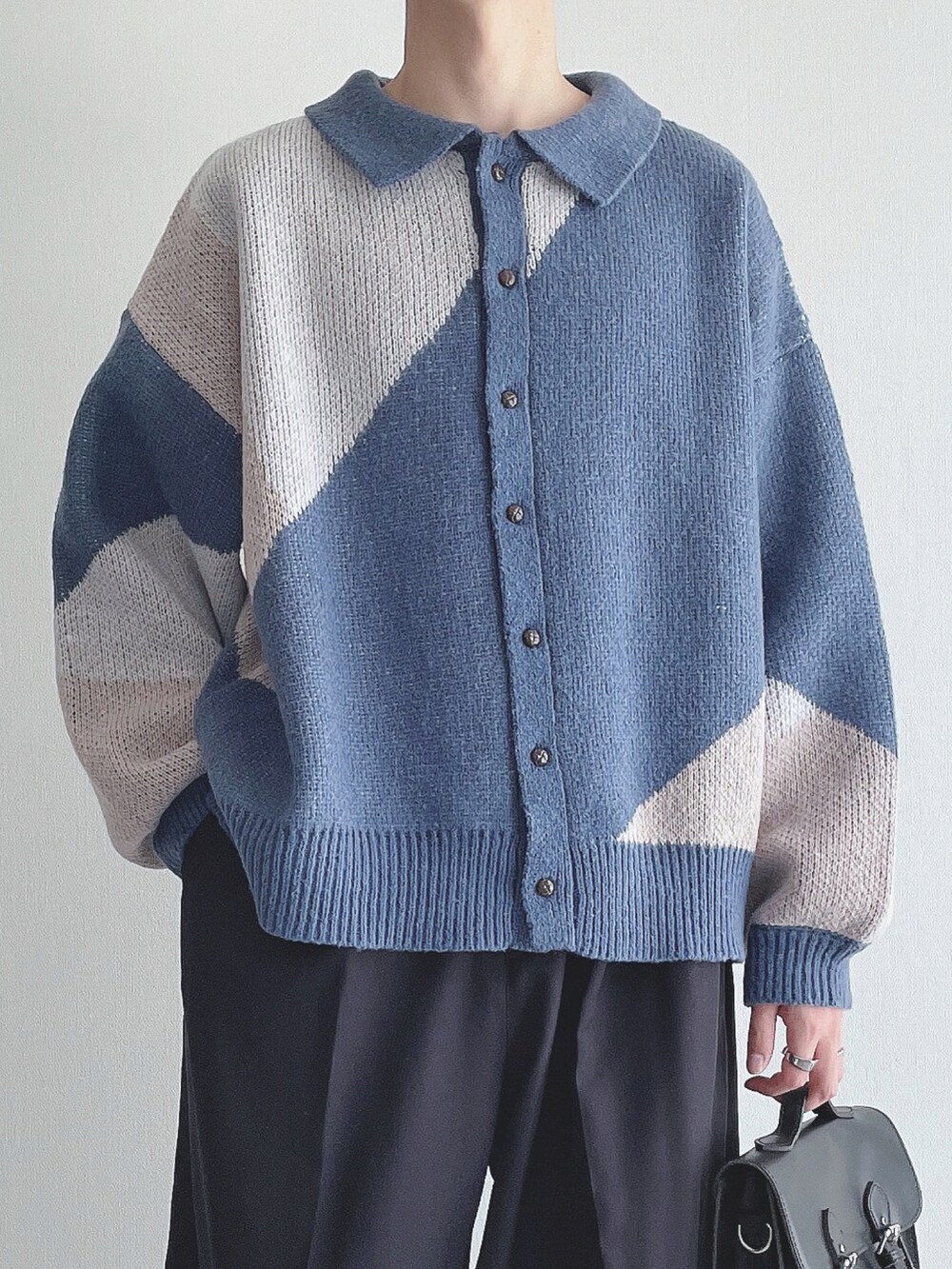 ブルー系のカーディガン/ボレロ、ブラック系のスラックス、ブラック系のドレスシューズを着用したメンズの秋コーディネートの4枚目の写真