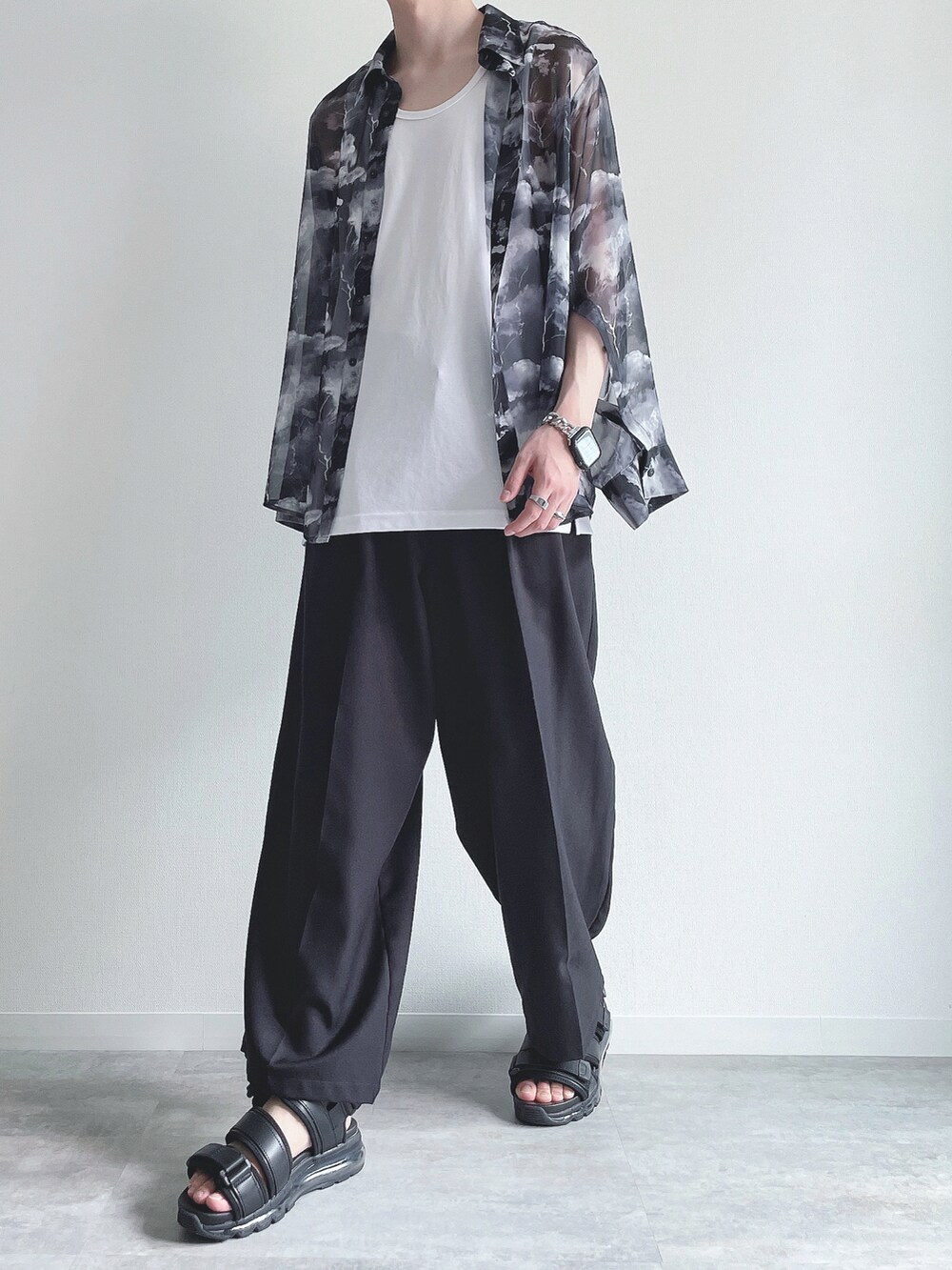 ブラック系のシャツ/ブラウス、ホワイト系のタンクトップ、ブラック系のサンダルを着用したメンズの夏コーディネートの5枚目の写真