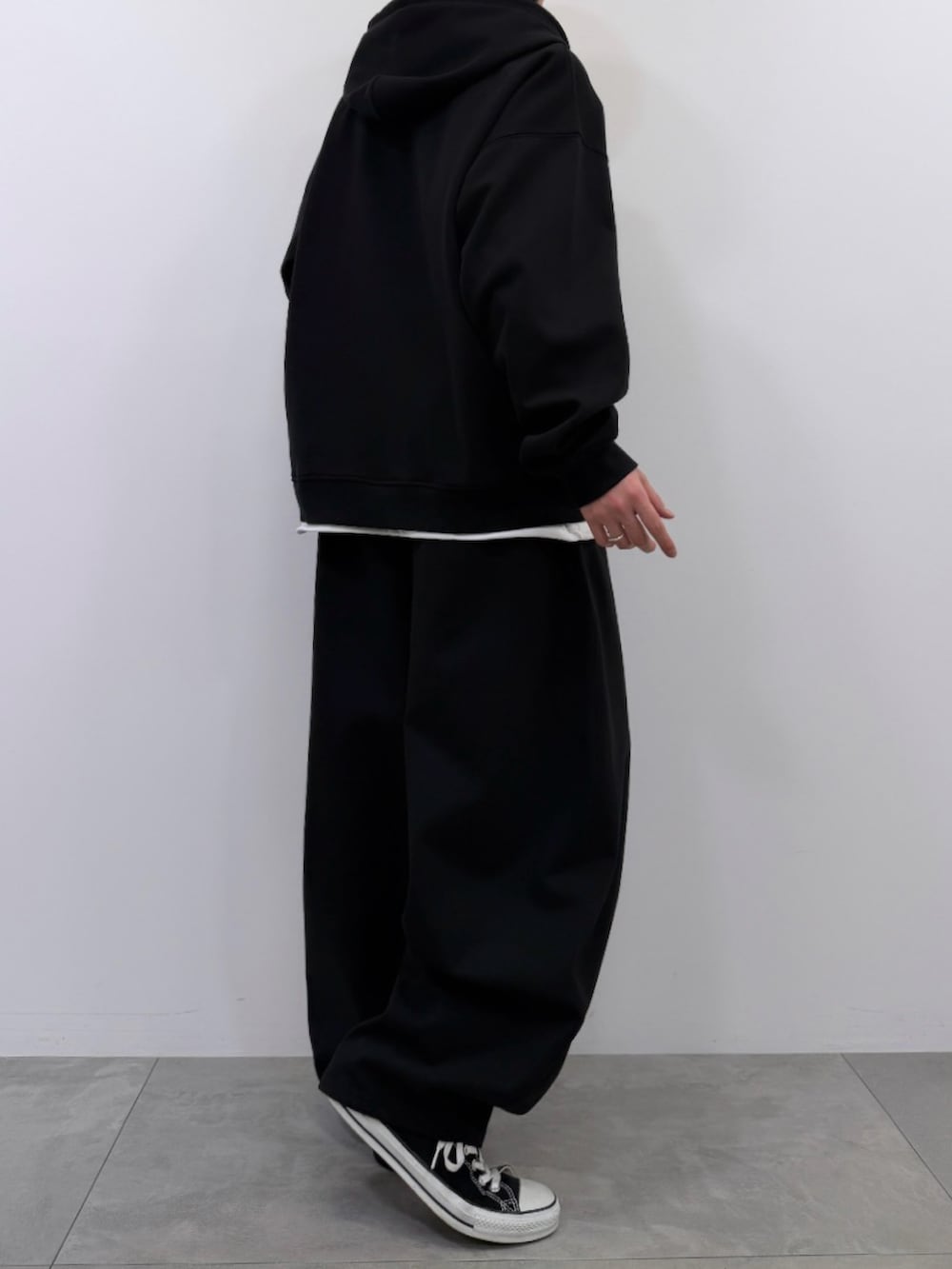 ブラック系のパーカー、ホワイト系のTシャツ/カットソー、ブラック系のその他パンツを着用したメンズの春コーディネートの4枚目の写真