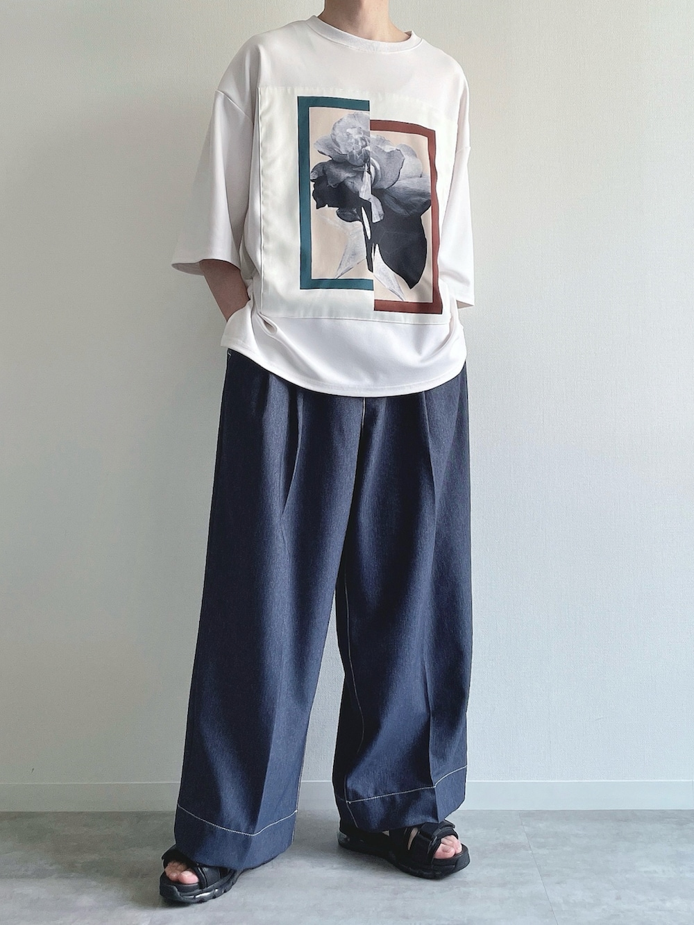 ホワイト系のTシャツ/カットソー、ブルー系のデニムパンツ、ブラック系のシューズを着用したメンズの夏コーディネートの5枚目の写真