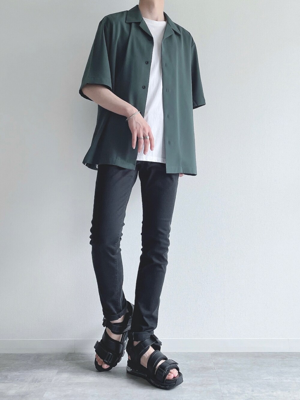 グリーン系のトップス、ホワイト系のTシャツ/カットソー、ブルー系のその他パンツを着用したメンズの夏コーディネートの5枚目の写真