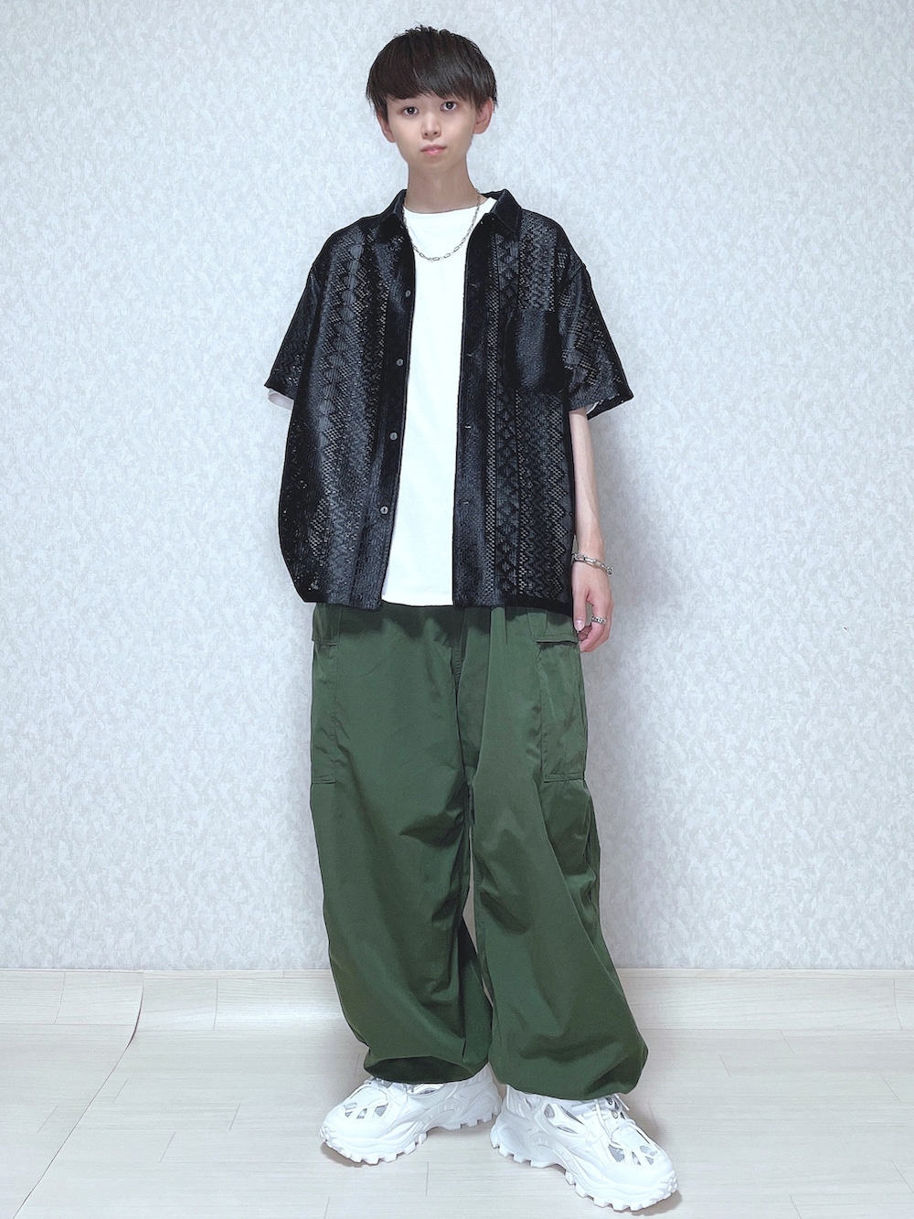 ブラック系のシャツ/ブラウス、ホワイト系のTシャツ/カットソー、グリーン系のカーゴパンツを着用したメンズの夏コーディネートの2枚目の写真