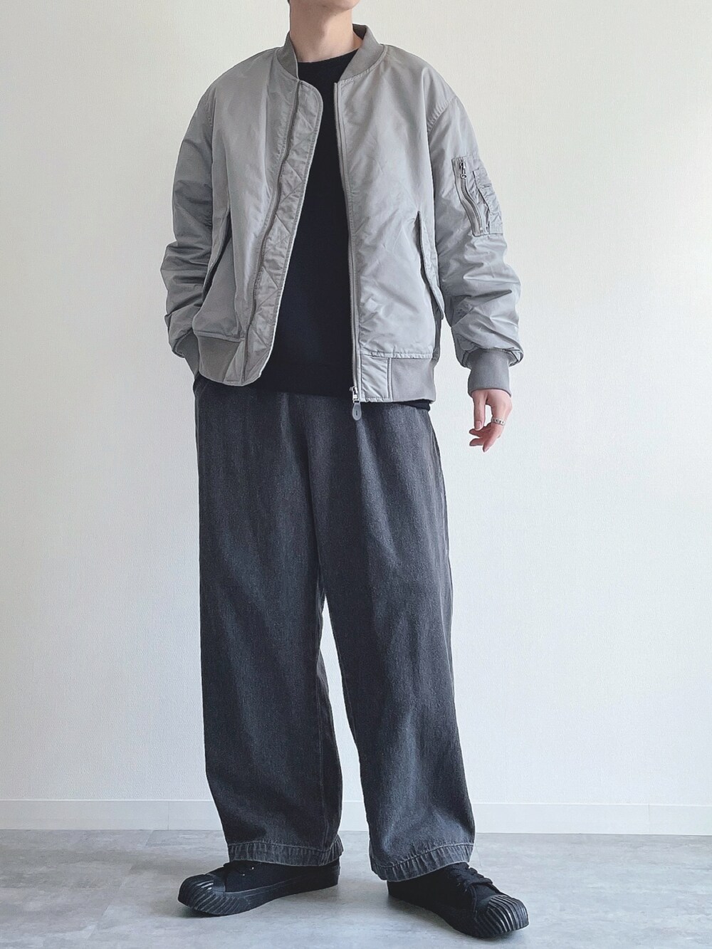 グレー系のジャケット/アウター、ブラック系のトップス、ブラック系のデニムパンツを着用したメンズの冬コーディネートの4枚目の写真