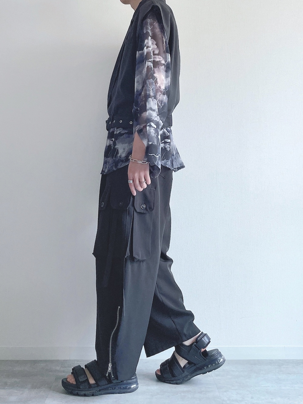 ブラック系のシャツ/ブラウス、ブラック系のベスト、ブラック系のカーゴパンツを着用したメンズの秋コーディネートの3枚目の写真