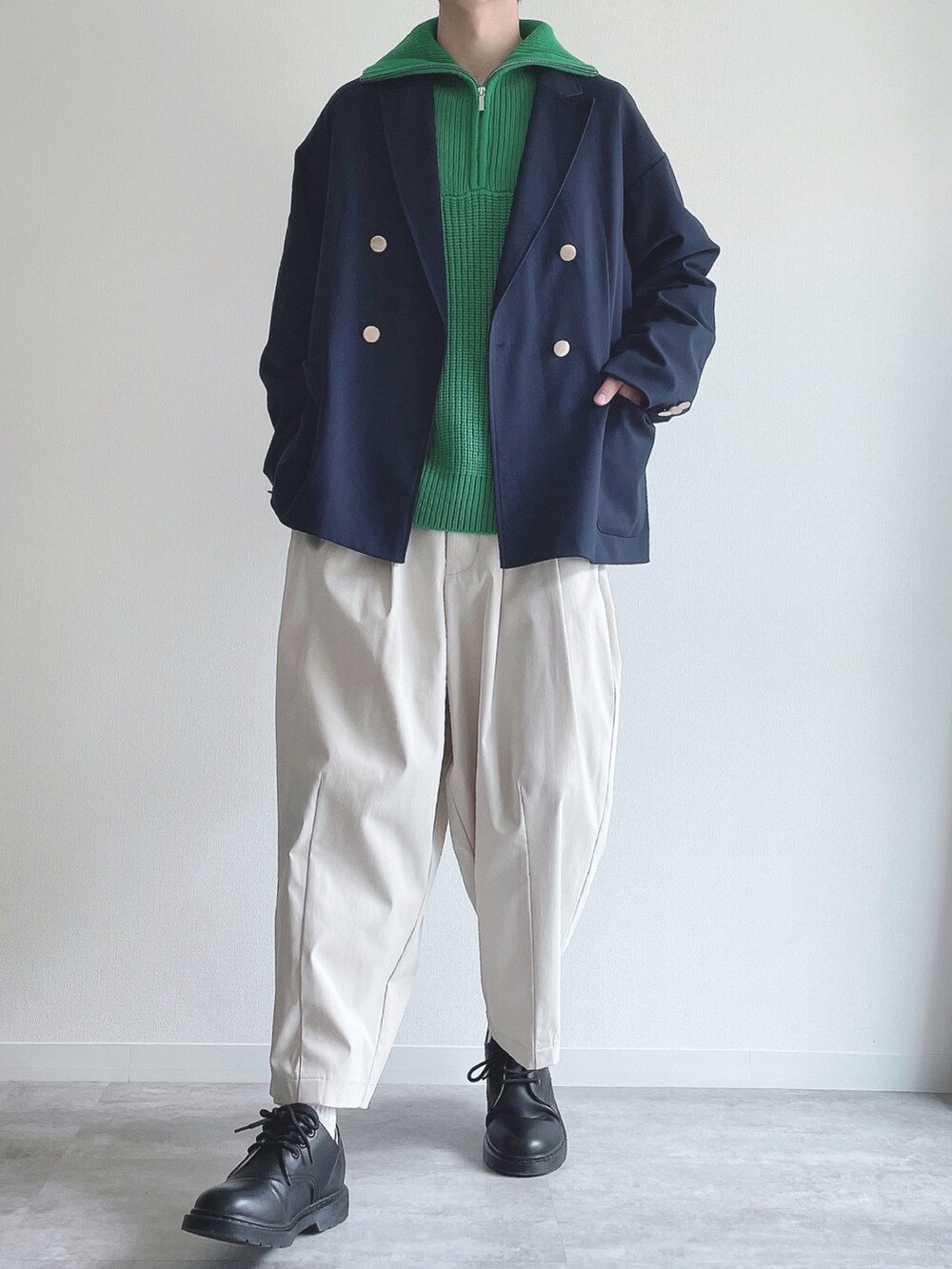 ブルー系のテーラードジャケット、グリーン系のトップス、ホワイト系のその他パンツを着用したメンズの冬コーディネートの5枚目の写真