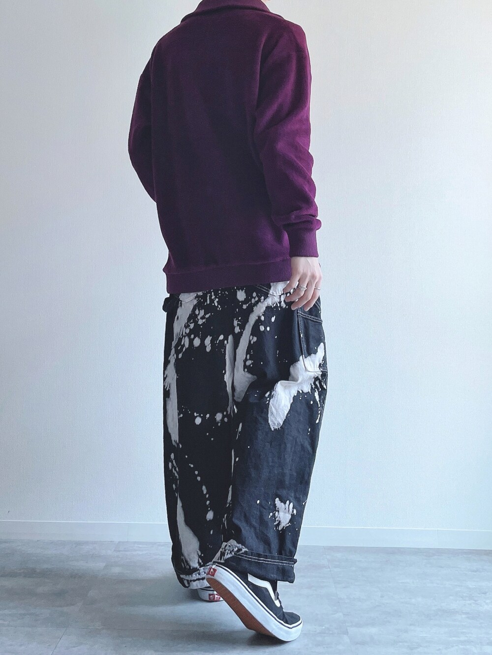 パープル系のトップス、ホワイト系のTシャツ/カットソー、ブラック系のその他パンツを着用したメンズの冬コーディネートの3枚目の写真