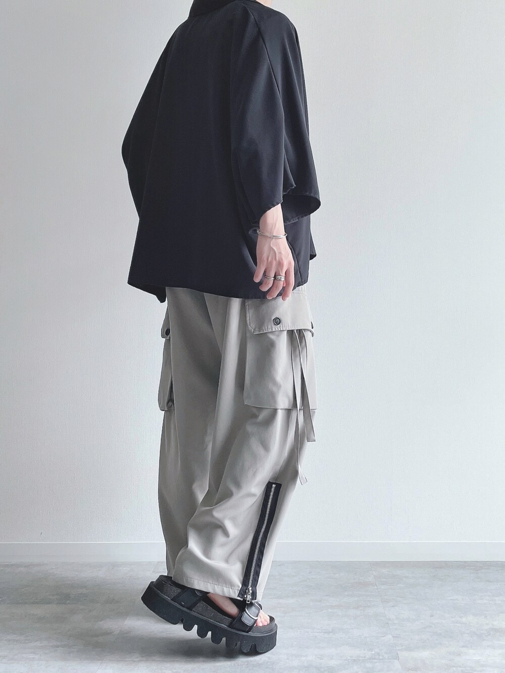 ブラック系のシャツ/ブラウス、グレー系のTシャツ/カットソー、グレー系のカーゴパンツを着用したメンズの夏コーディネートの4枚目の写真