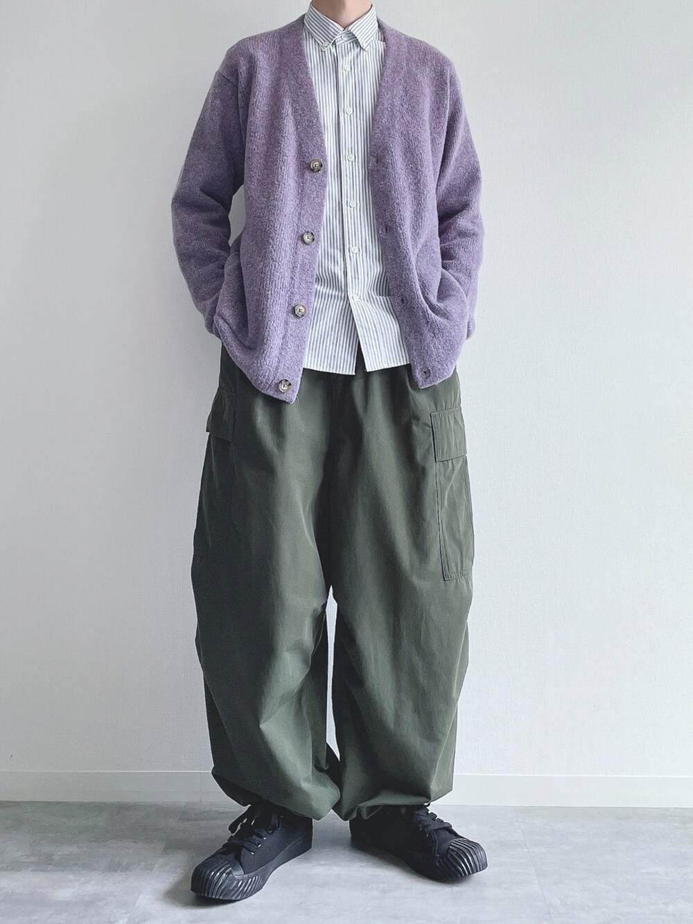 パープル系のトップス、ホワイト系のシャツ/ブラウス、グリーン系のカーゴパンツを着用したメンズの秋コーディネートの5枚目の写真