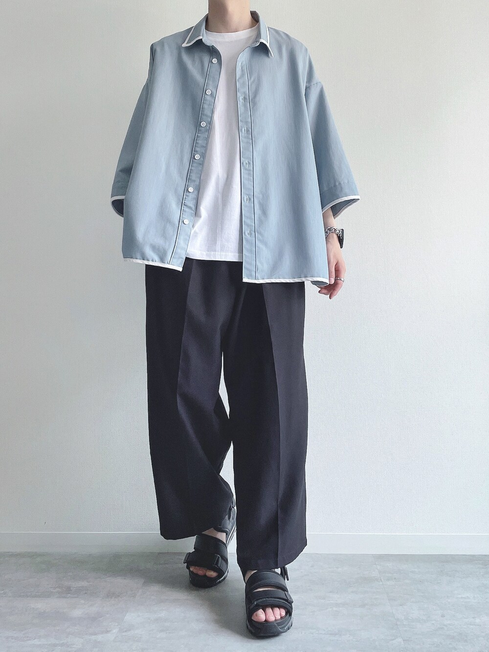 ブルー系のシャツ/ブラウス、ホワイト系のTシャツ/カットソー、ブラック系のスラックスを着用したメンズの夏コーディネートの2枚目の写真