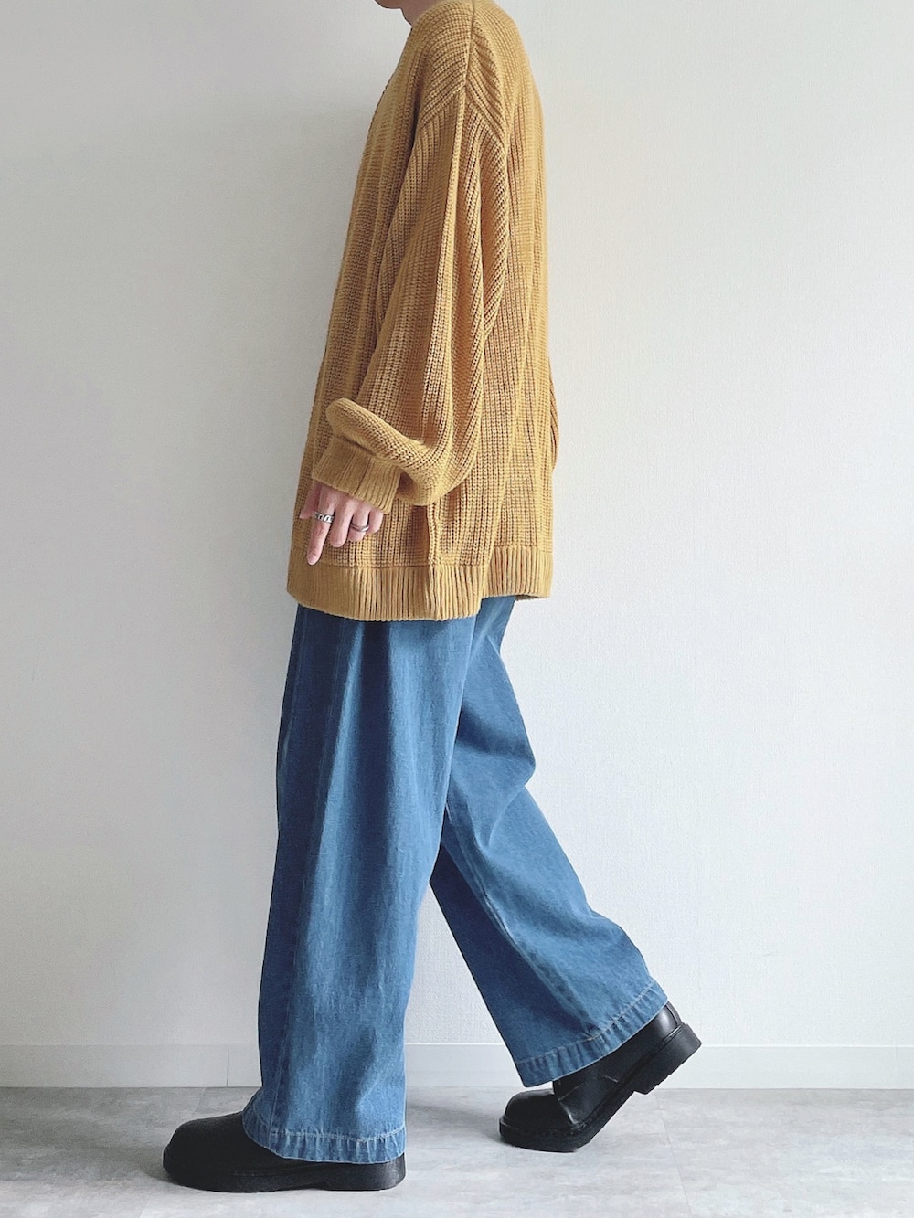 イエロー系のカーディガン/ボレロ、ホワイト系のTシャツ/カットソー、ブルー系のデニムパンツを着用したメンズの秋コーディネートの3枚目の写真