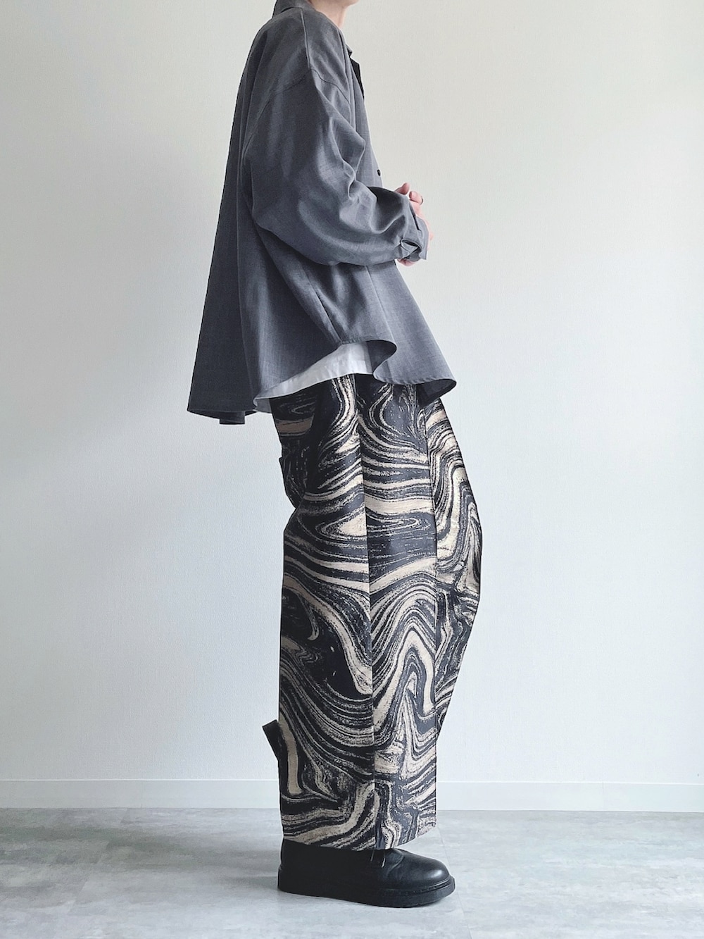 ブルー系のシャツ/ブラウス、ホワイト系のTシャツ/カットソー、ブルー系のその他パンツを着用したメンズの春コーディネートの2枚目の写真