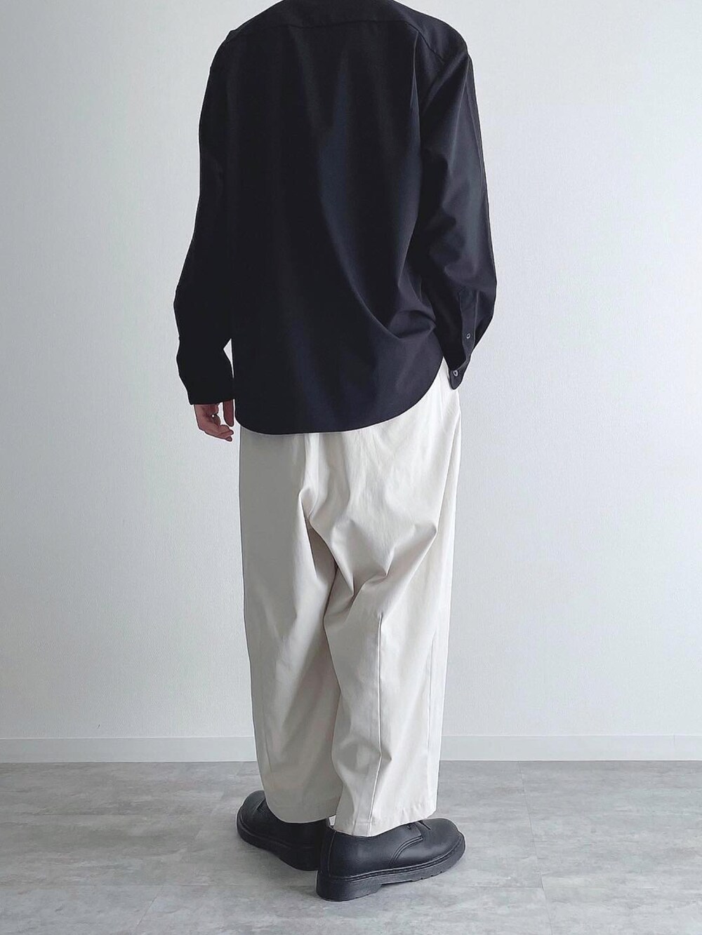 ブラック系のトップス、ホワイト系のその他パンツ、ブラック系のドレスシューズを着用したメンズの秋コーディネートの4枚目の写真