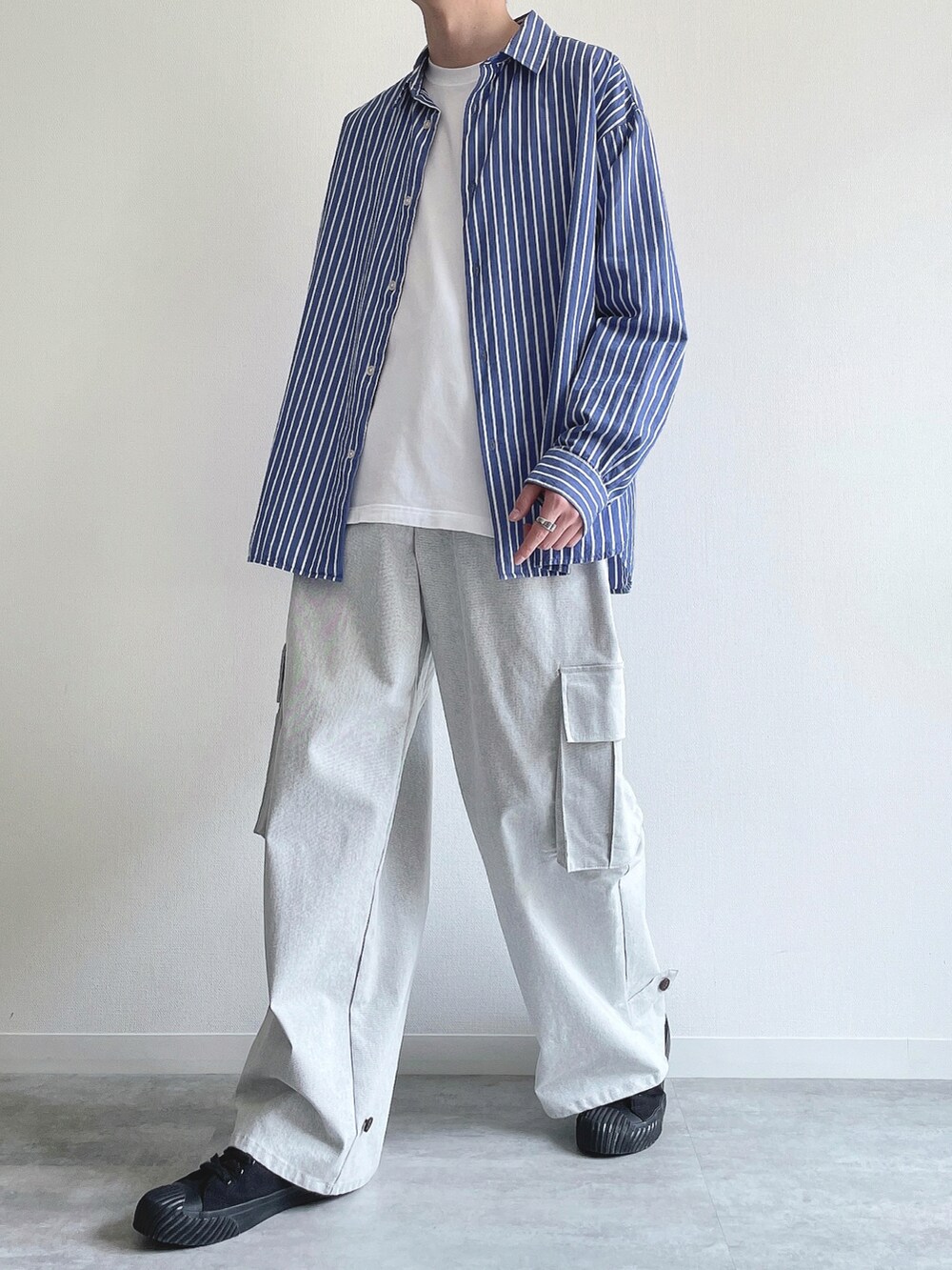 ブルー系のシャツ/ブラウス、ホワイト系のTシャツ/カットソー、ホワイト系のカーゴパンツを着用したメンズの春コーディネートの5枚目の写真