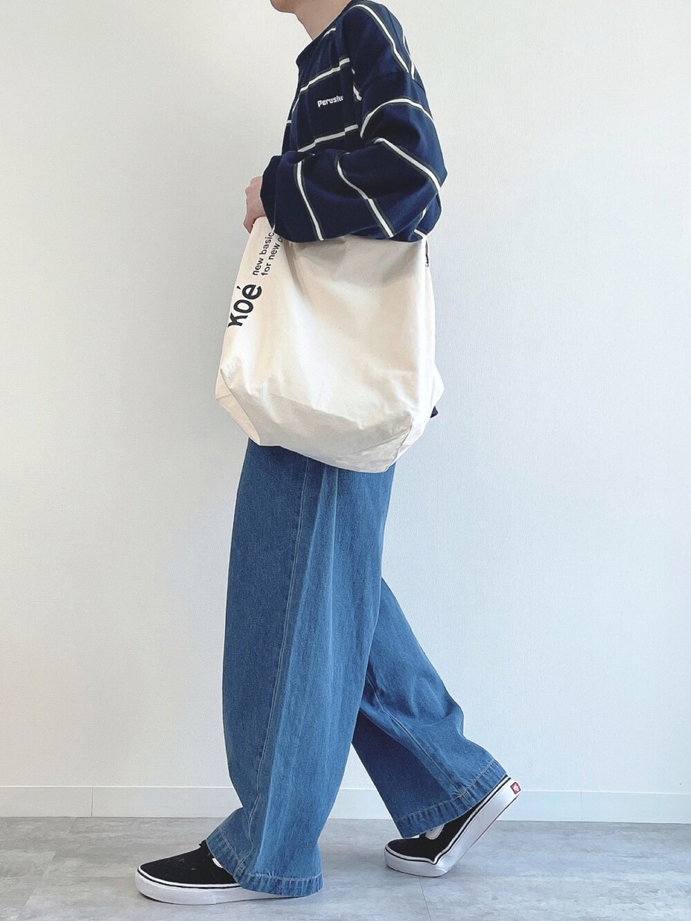 ブルー系のTシャツ/カットソー、ブルー系のデニムパンツ、ブラック系のスニーカーを着用したメンズの春コーディネートの2枚目の写真