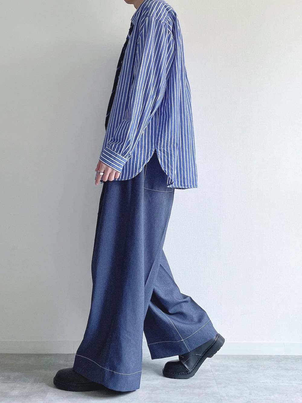 ブルー系のシャツ/ブラウス、ブルー系のデニムパンツ、ブラック系のシューズを着用したメンズの春コーディネートの3枚目の写真