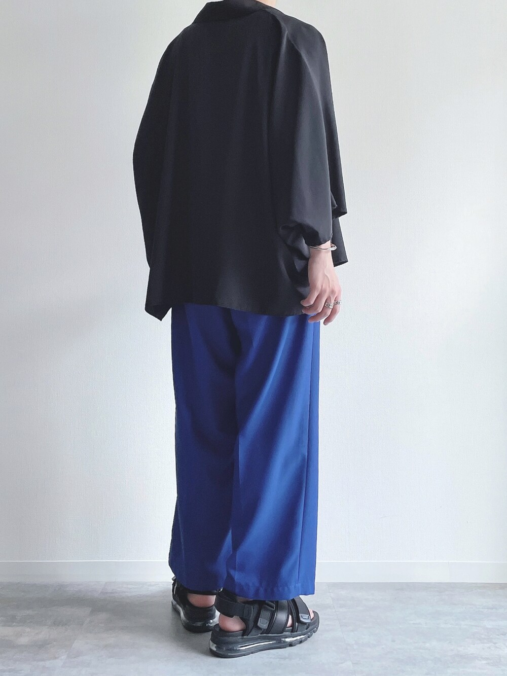 ブラック系のシャツ/ブラウス、ホワイト系のタンクトップ、ブルー系のスラックスを着用したメンズの夏コーディネートの4枚目の写真