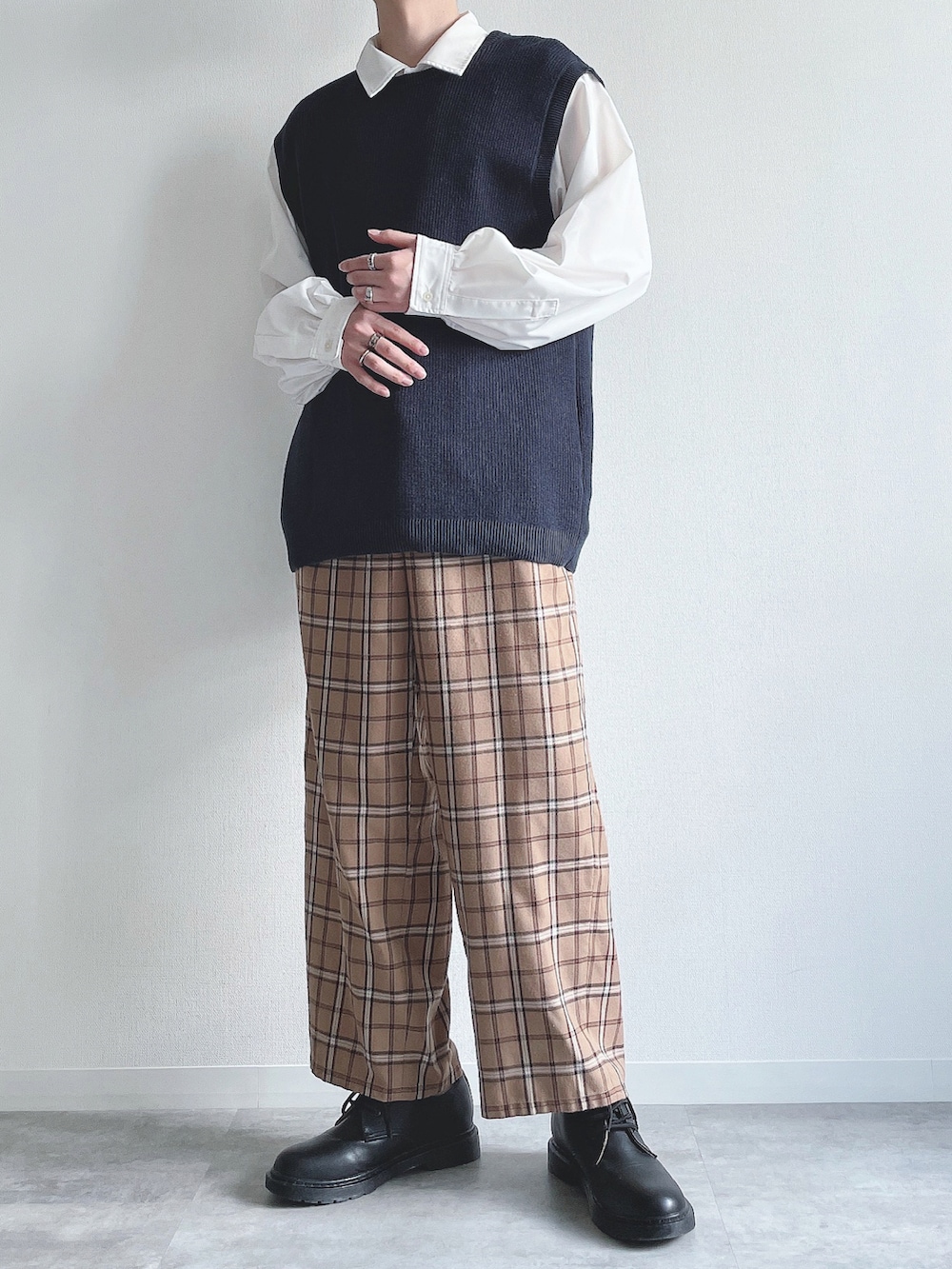 ホワイト系のシャツ/ブラウス、ベージュ系のその他パンツ、ブラック系のドレスシューズを着用したメンズの秋コーディネートの4枚目の写真