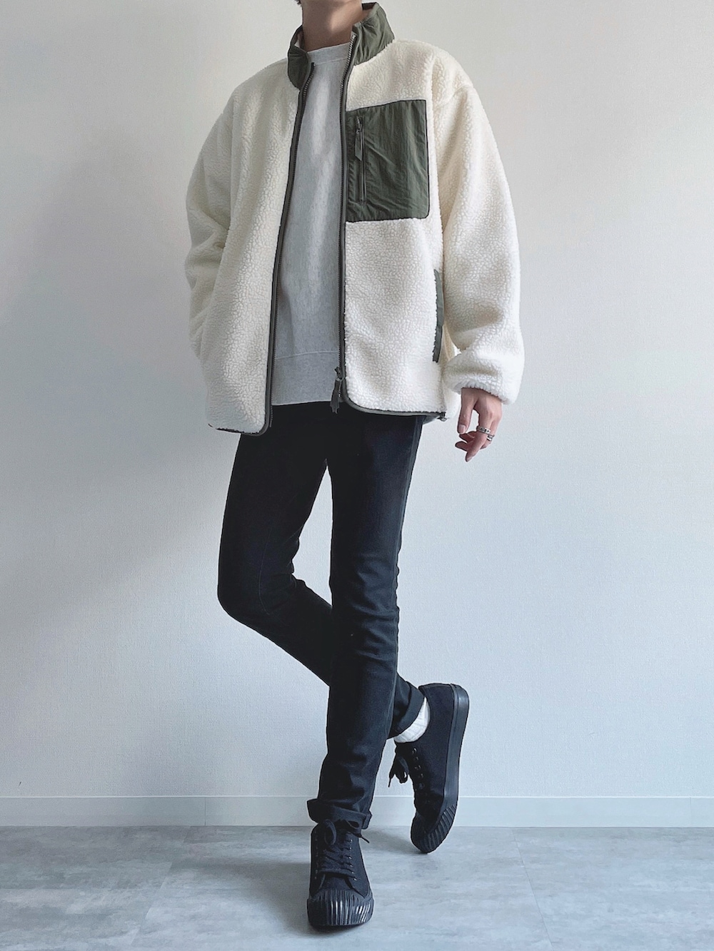 ホワイト系のジャケット/アウター、グレー系のトップス、ブラック系のパンツを着用したメンズの秋コーディネートの2枚目の写真
