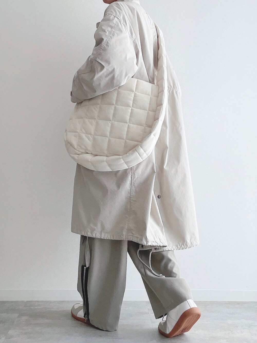 ホワイト系のその他アウター、ホワイト系のトップス、グレー系のカーゴパンツを着用したメンズの冬コーディネートの2枚目の写真