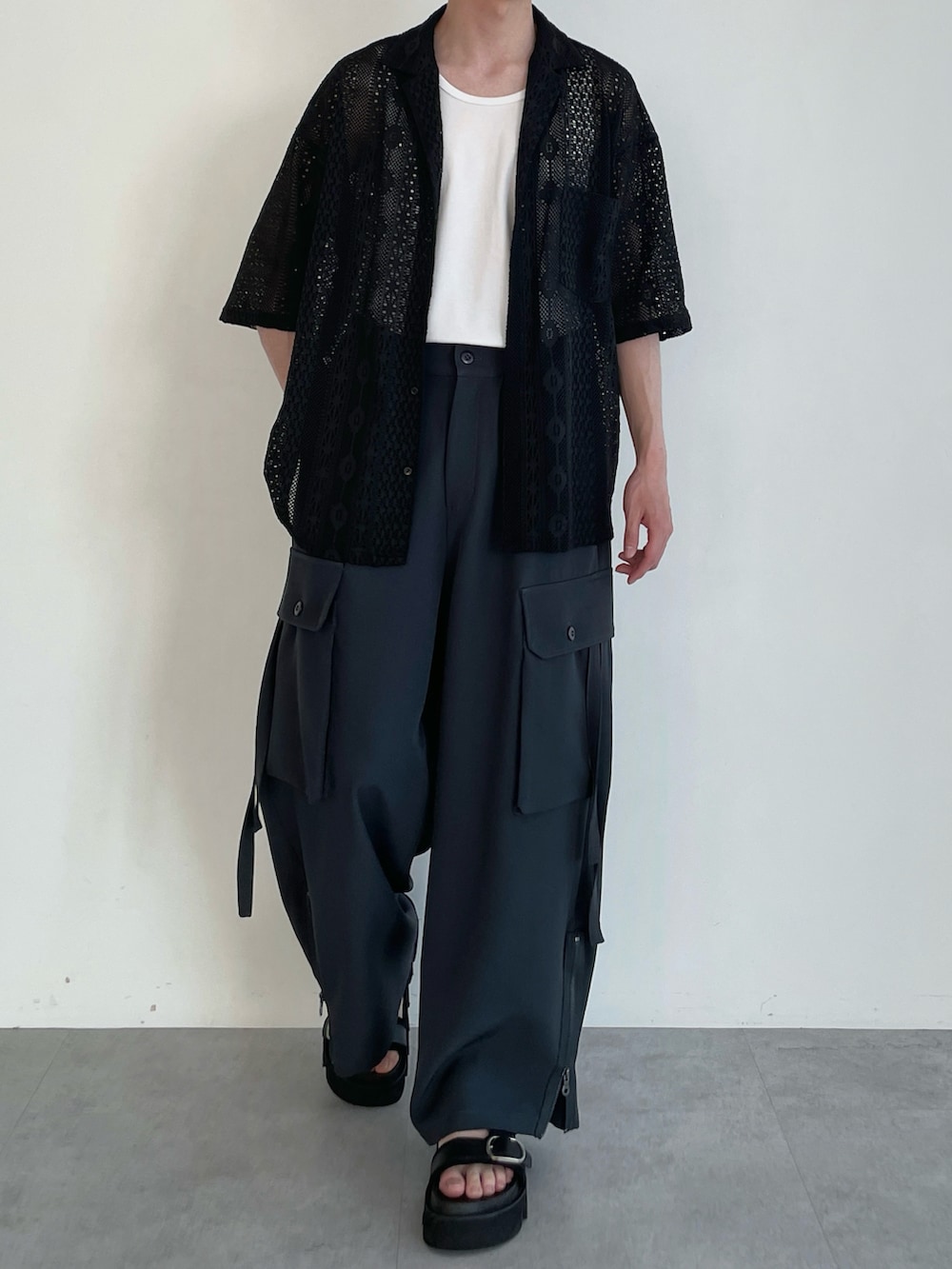 ブラック系のシャツ/ブラウス、ホワイト系のタンクトップ、グレー系のその他パンツを着用したメンズの春コーディネートの2枚目の写真