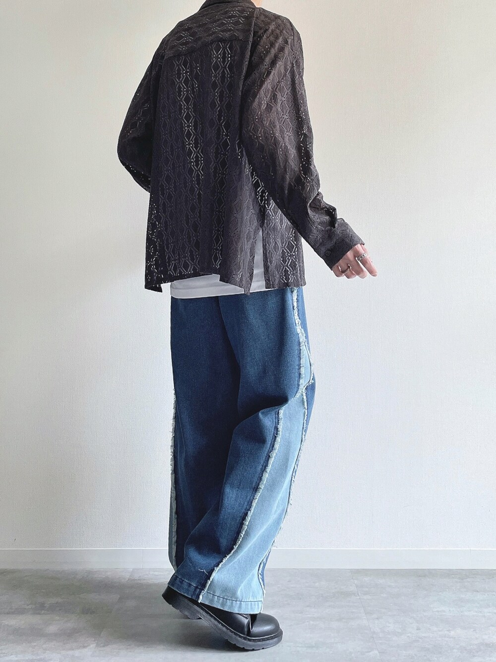 グレー系のシャツ/ブラウス、ホワイト系のタンクトップ、ブルー系のデニムパンツを着用したメンズの春コーディネートの4枚目の写真