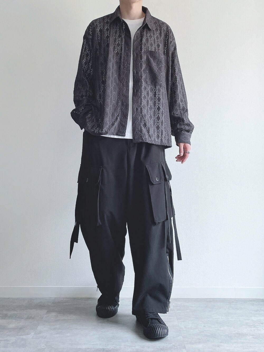 グレー系のシャツ/ブラウス、ホワイト系のTシャツ/カットソー、ブラック系のカーゴパンツを着用したメンズの春コーディネートの4枚目の写真